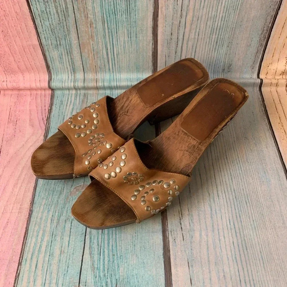 Vintage wooden studded open toe slip on heeled sandals - Picture 4 of 14